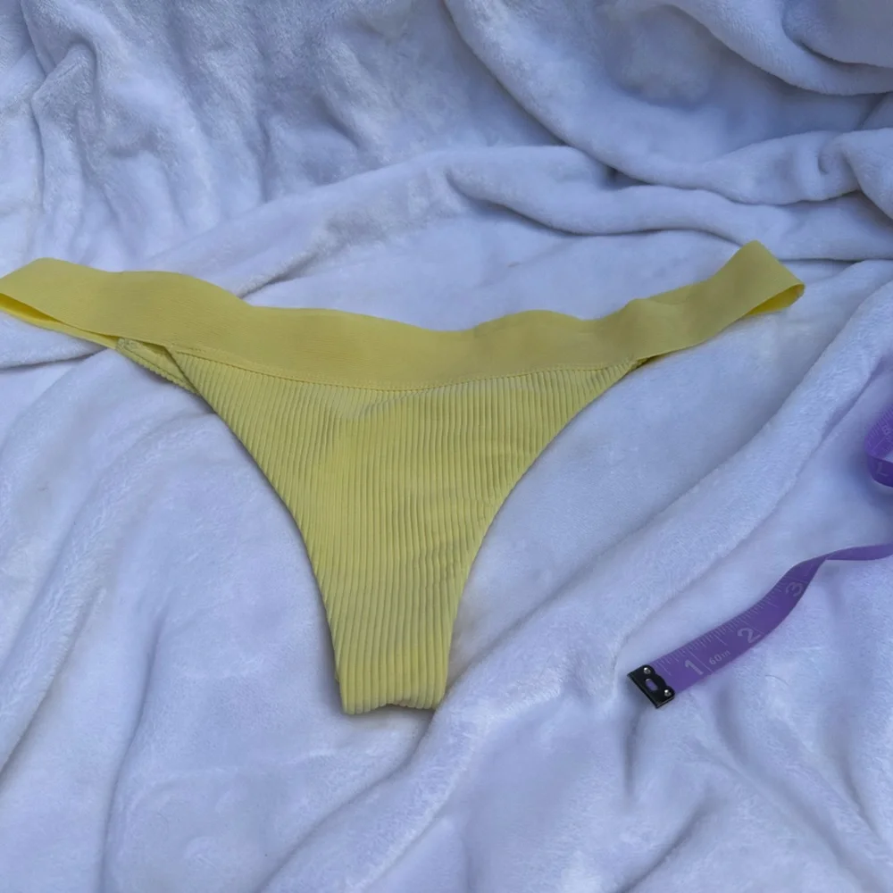 NWOT. Frankie’s Bikinis winnie ribbed bottom in size Large color‎ daffodil